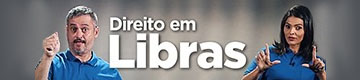 No lado esquerdo da imagem há um homem com bigode, cabelos curtos e grisalhos, usando uma camisa azul e no lado direito da imagem há uma mulher com cabelos pretos na altura dos ombros, que também usa camisa azul. O casal está fazendo uso da Língua Brasileira de Sinais. No centro da imagem, entre o casal, está escrito em letras brancas: Direito em Libras. Ao clicar na imagem, ocorre o direcionamento para o canal do YouTube, onde existem vários vídeos que abordam a temática.