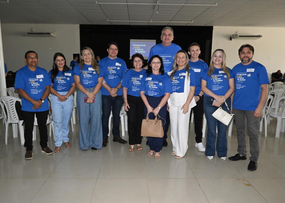 Foto do presidente do TJPB ao lado dos auxiliares em Patos, durante planejamento 2027–2032