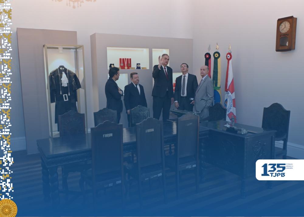 Foto do presidente do TJPB ao dos auxiliares no museu reformado 