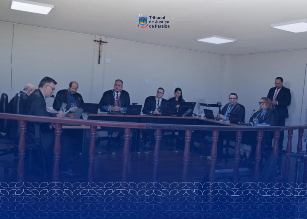 Foto do presidente do TJPB  e auxiliares na  primeira sessão itinerante em Esperança