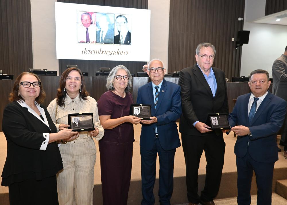 Foto de familidares de desembargadores homenageados pelo centenário de nascimento