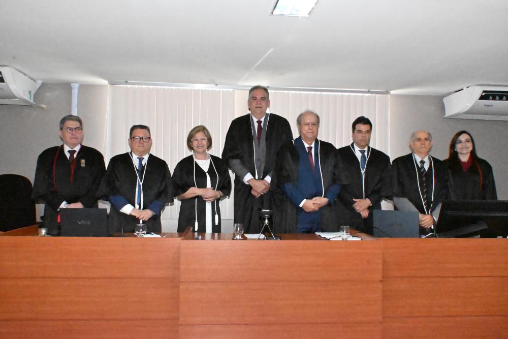 Foto do presidente do TJ ao lado de outros desembargadores durante sessão inédita em Santa Luzia