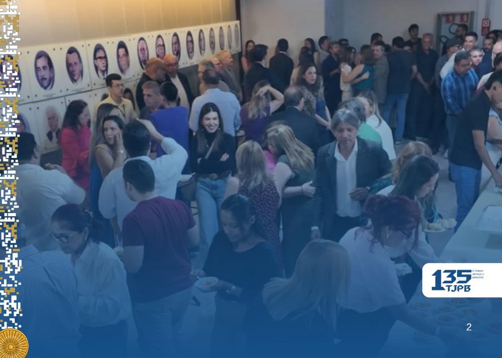 Foto dos servidores durante café da manhã em homenagem ao dia do servidor 