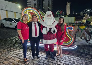 Juiz Perilo Rodrigues as lado do Papai Noel e equipe da VIJ