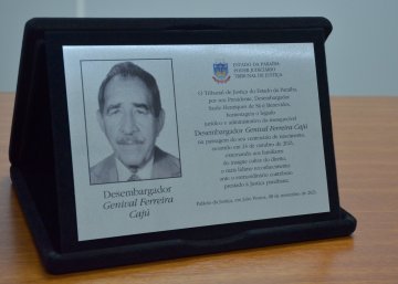 Foto da placa em homenagem ao Desembargador Genival Ferreira Cajú