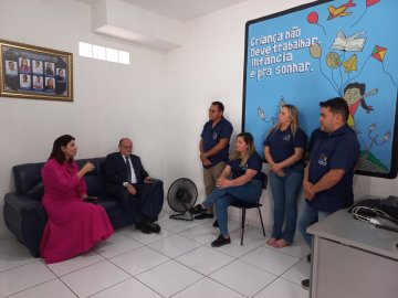 Juízes dialogam com equipe do Creas