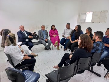Juízes dialogam com equipe do Creas