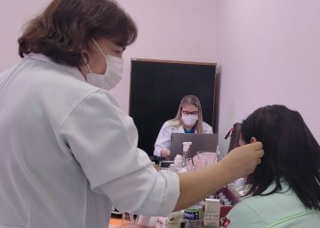 Imagem de profissional realizando atendimento de saúde