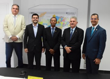 Desembargadores João Benedito e Fred Coutinho com os deputados da CCJ