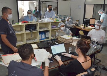Foto da Comissão Permanente de Avaliação Documental do TJPB na avaliação de processos para descarte