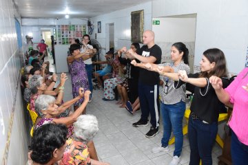 Imagem de pessoas idosas fazendo exercícios