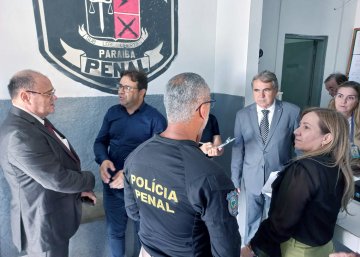 Representantes do GMF e da Corregedoria inspecionando Cadeia Pública de Areia