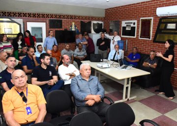 Foto dos motoristas recebendo dicas sobre sustentabilidade