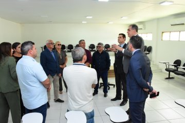 Visita ao prédio que deve receber o Fórum temporariamente