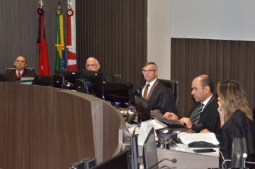 Presidente Joás de Brito conduz última sessão do Pleno da gestão e colegas o parabenizam pelo biênio / Fotos: Ednaldo Araújo 