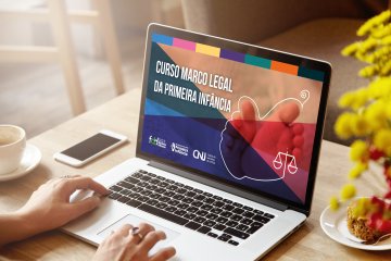 Foto de computador com referência à primeira infância 