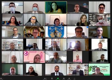 Foto de reunião de juízes e desembargadores 