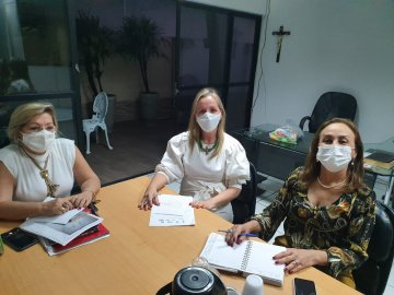 Mulheres em reunião sobre violência doméstica 