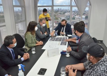 Foto de reunião do desembargador Saulo com o prefeito de Picuí