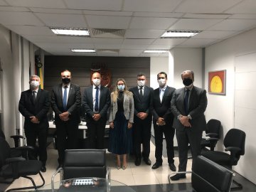 Foto do des. Saulo com auxiliares e gerentes do Banco do brasil