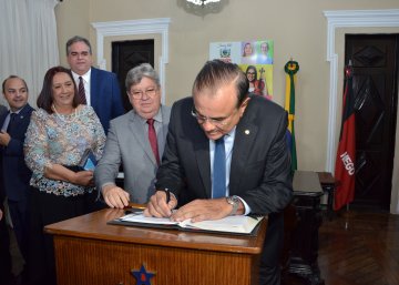 Desembargador Saulo assina termo de posse no Governo do estado 