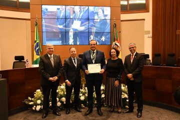 Desembargador Saulo Benevides sendo homenageado no 7º Consepre