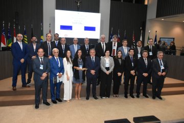 Participantes do encontro reunidos em foto oficial do evento 