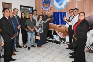 Corte da fita de inauguração da sala 