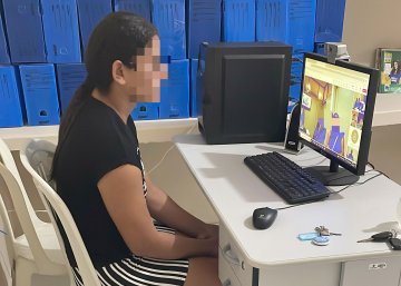 Imagem de mulher participando de audiência virtual