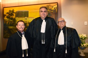 Foto da Mesa Diretora: Fred Coutinho, João Batista e Leandro dos Santos