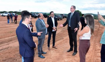 Desembargador Fred Coutinho visita terreno 