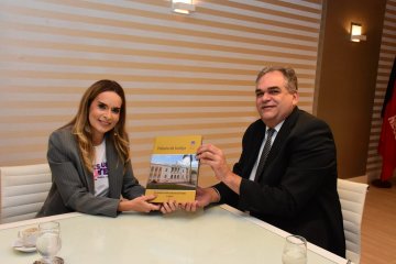 Presidente presenteia senadora com publicação do TJPB