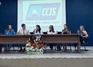 Foto da mesa com os participantes do evento