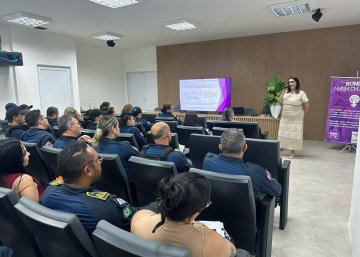 Foto da juíza Graziela durante palestra