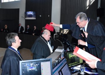 Foto de Miguel de Brito Lyra tomnado posse no TJPB