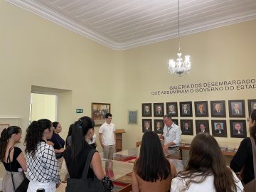 Foto da visita de alunos ao museu do TJPB