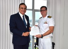 Foto do Presidente do TJPB recebendo visita do Capitão dos Portos