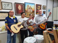 Juiz e crianças com instrumentos musicais 