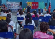 Juíza Antonieta Maroja em palestra para estudantes 