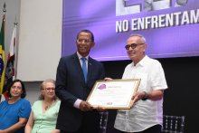Des. João Benedito recebe o Selo do prefeito Cícero Lucena