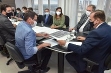 Foto de reunião do desembargador Saulo com o prefeito de Picuí