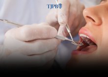 -Imagem de dentista fazendo exame na boca de um paciente